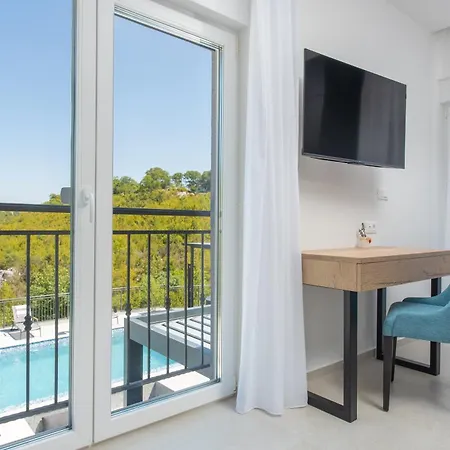 River Rose With Pool And Jacuzzi, Near The River Villa