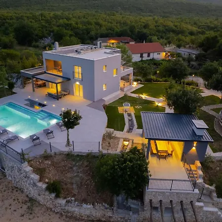 River Rose With Pool And Jacuzzi, Near The River Villa