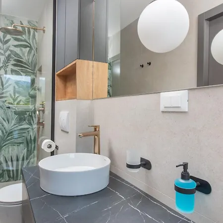 Villa River Rose With Pool And Jacuzzi, Near The River *