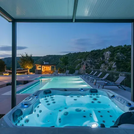River Rose With Pool And Jacuzzi, Near The River Villa