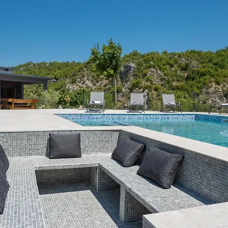 River Rose With Pool And Jacuzzi, Near The River *