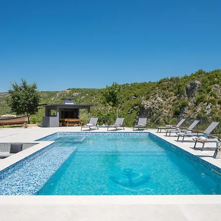 River Rose With Pool And Jacuzzi, Near The River Villa