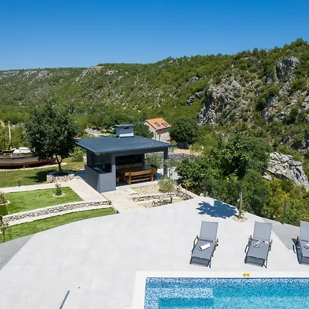 River Rose With Pool And Jacuzzi, Near The River