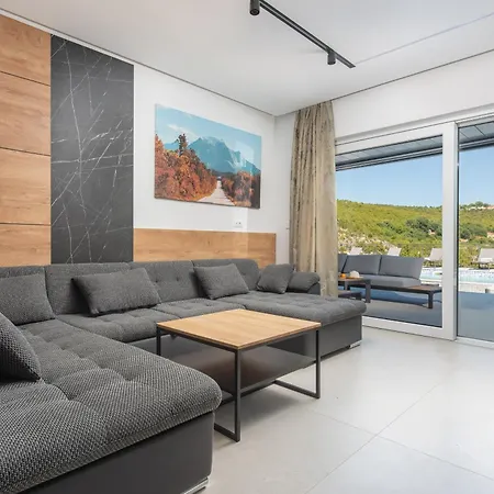 Villa River Rose With Pool And Jacuzzi, Near The River *